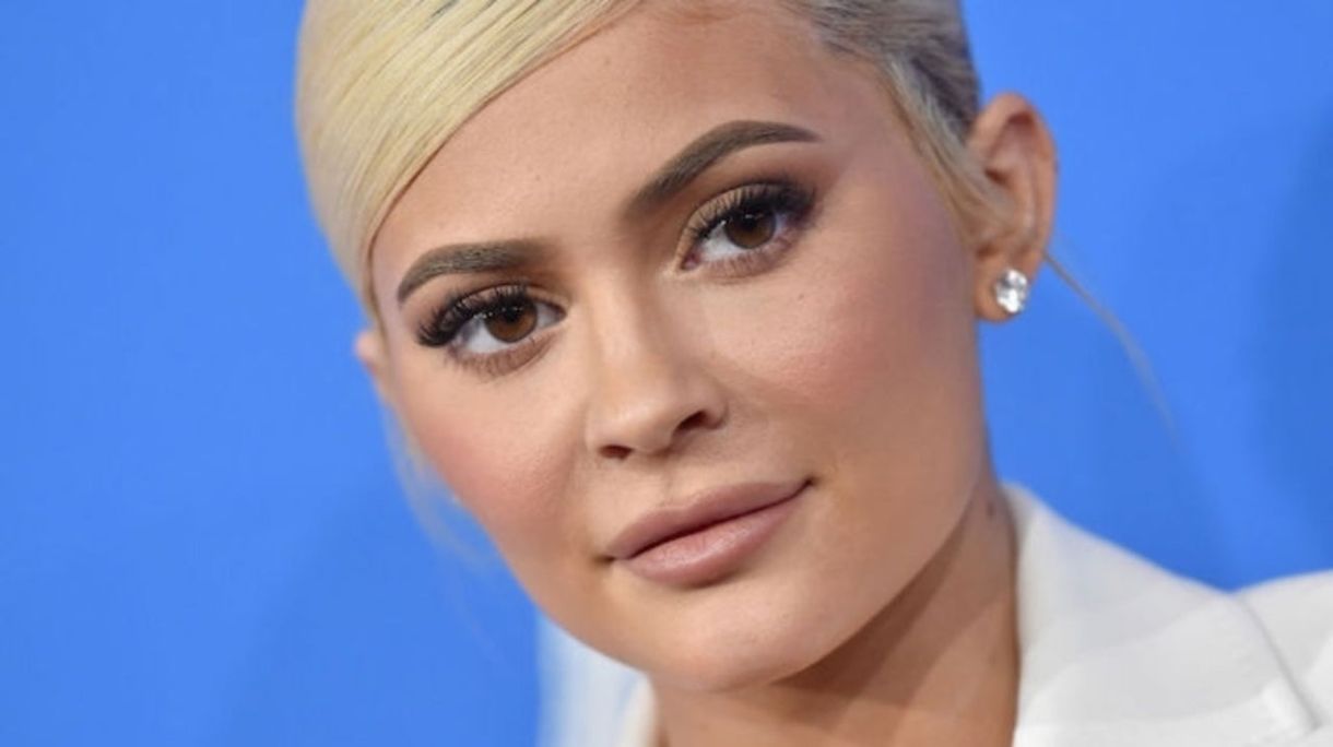 Kylie Jenner macht 'Frozen' Dig bei Elsa in New Holiday Snow Fotos