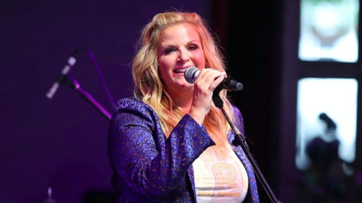 Trisha Yearwood celebra a las mujeres con el video 'Every Girl in This Town'