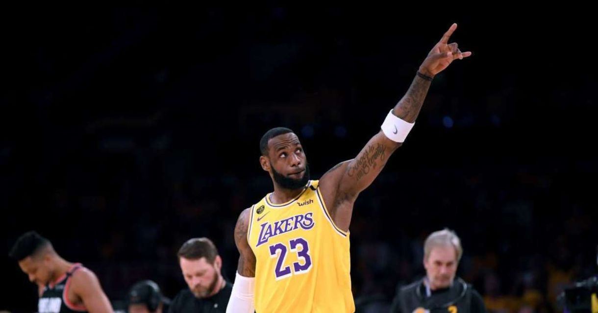 Kobe Bryant NBA All-Star-Spiel Tribut: LeBron James und Allen Iverson teilen emotionale Nebenumarmung