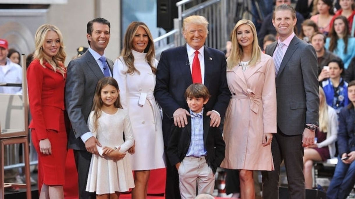 La familia de Donald Trump comienza las vacaciones con fotos de Santa Claus