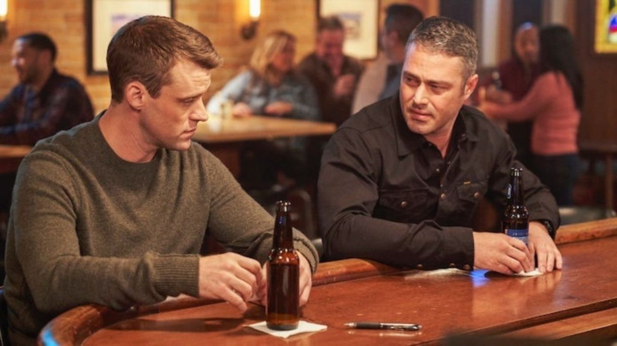 Die 'Chicago Fire' -Stars Jesse Spencer und Taylor Kinney werden offiziell für Staffel 8 und mehr zurückkehren